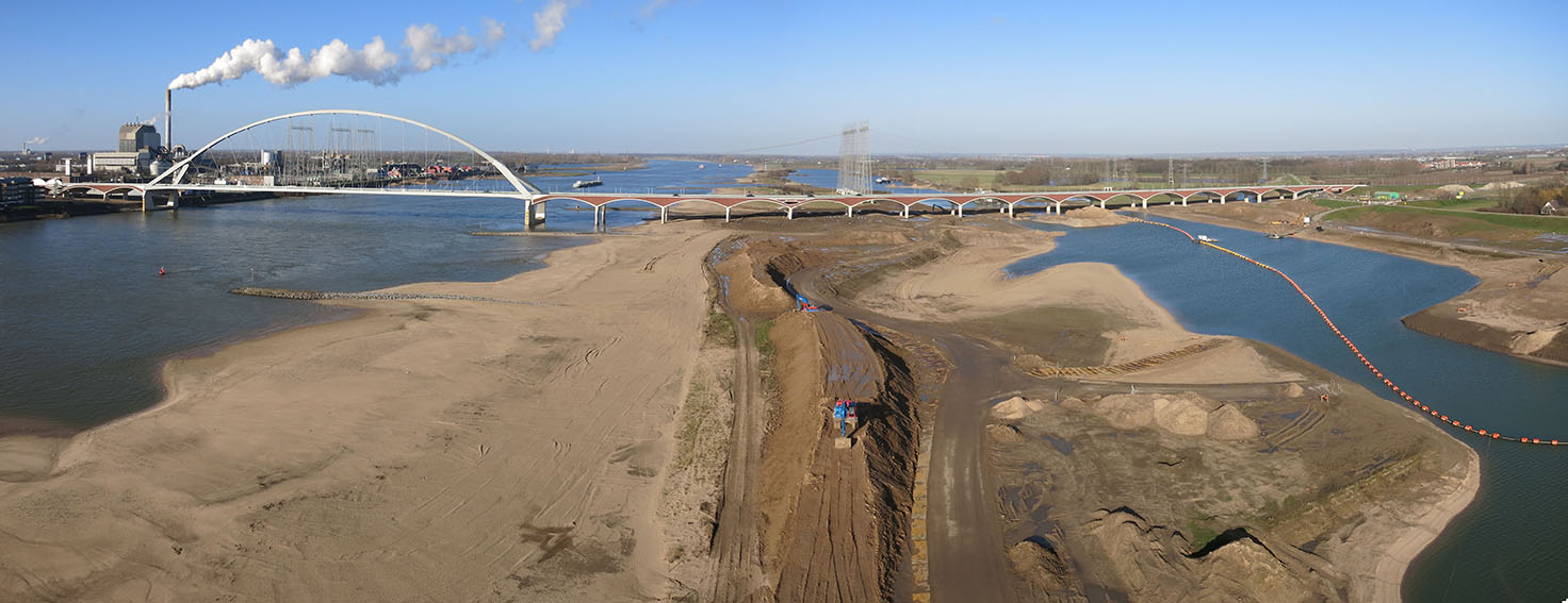 The finished dike relocation of Lent (project: Room for the River). Panorama bridge. © Dirk Oomen/oomenlandschap
